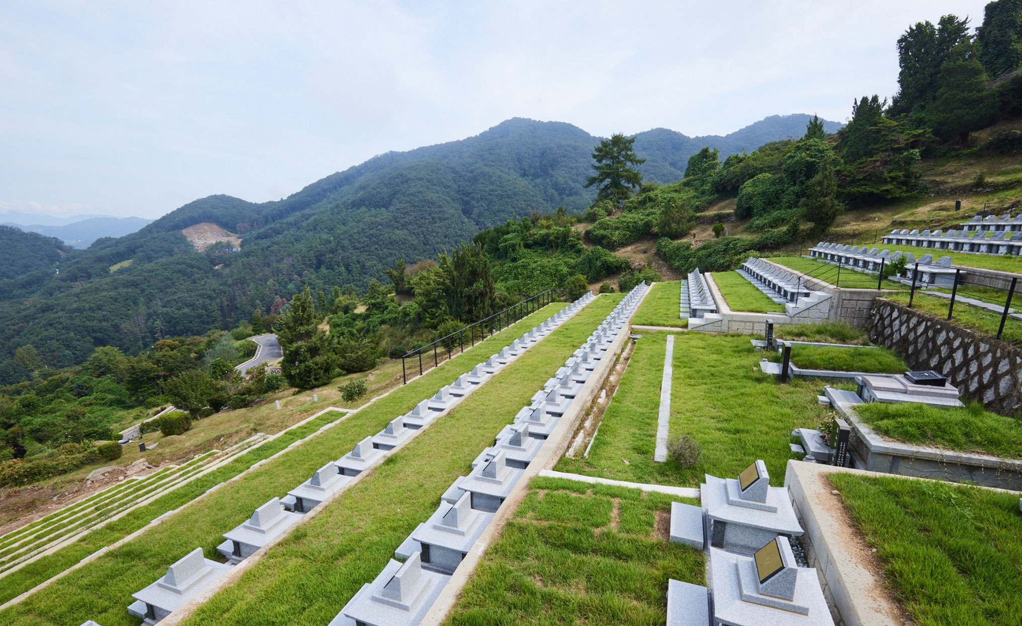 세심하고 철저한 묘소 관리
